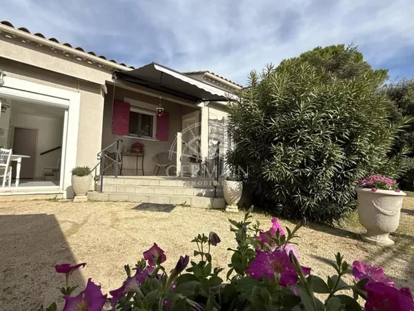 L'Isle-sur-la-Sorgue, quartier prisé, maison de plain-pied de 102 m² sur un terrain clos et arboré d