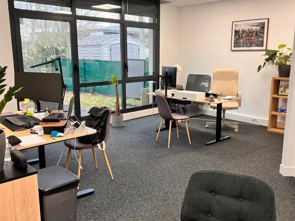 Rare à Serris - 67 M² DE BUREAUX EN RDC AVEC JARDIN