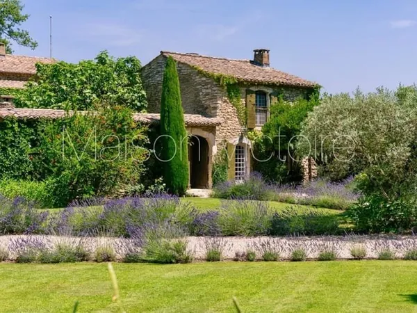 Domaine remarquable avec bastide sur 4,5 hectares de jardins.