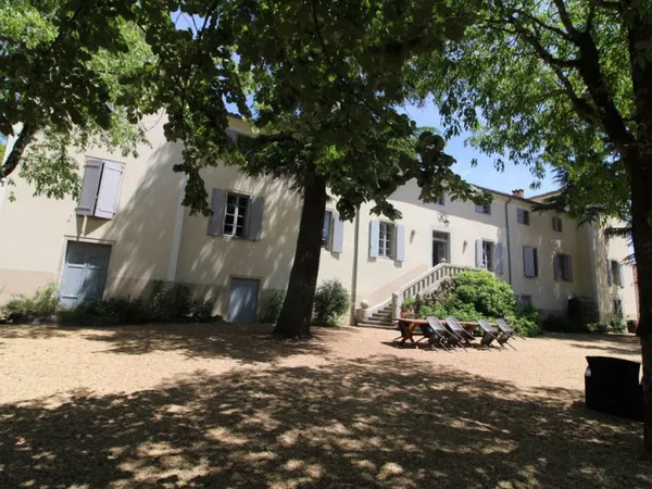 MANOIR 5000 m2 de BATIT sur 880 hectares.