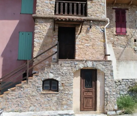 Maison de village en pierre avec cave et dépendance