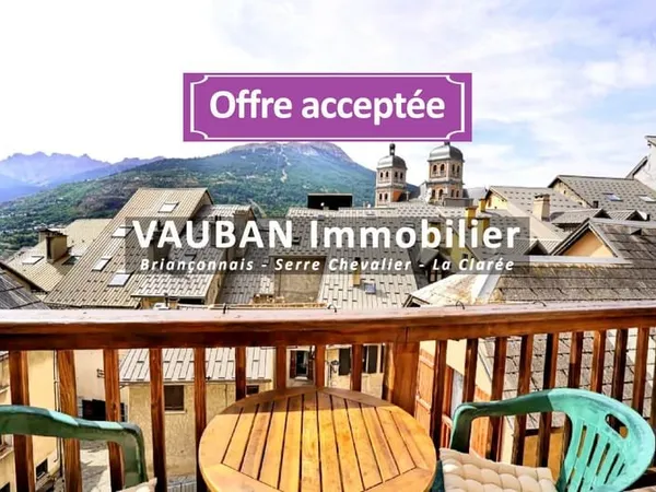 MAISON AVEC TERRASSE, BALCONS ET STATIONNEMENT VIEILLE VILLE