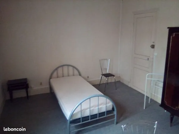 Chambre meublée