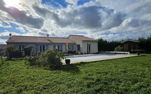 Villa plain-pied avec piscine et garage