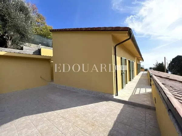 Maisons jumelées en cours de rénovation avec vaste terrain, spacieuses terrasses et belle vue panora