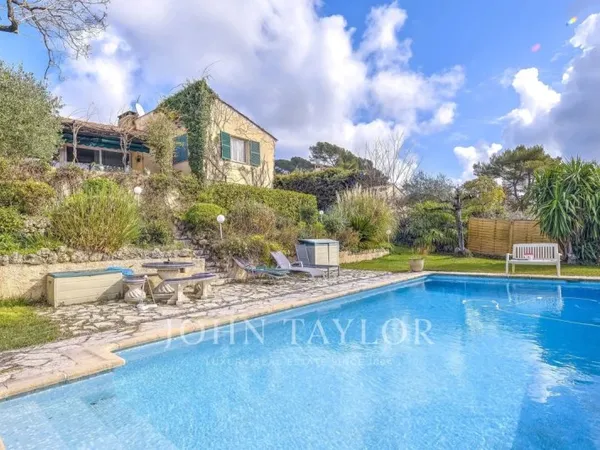 Vente en nue-propriété : villa au fort potentiel avec vue Estérel et village
