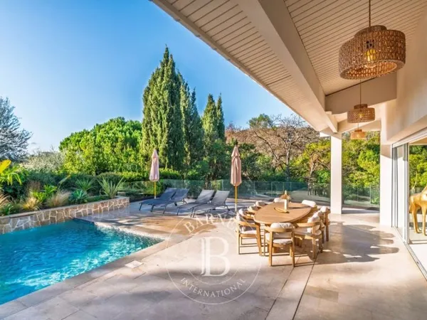 MOUGINS - VILLA RÉNOVÉE AU CALME AVEC VUE PANORAMIQUE - À PIED DES COMMERCES