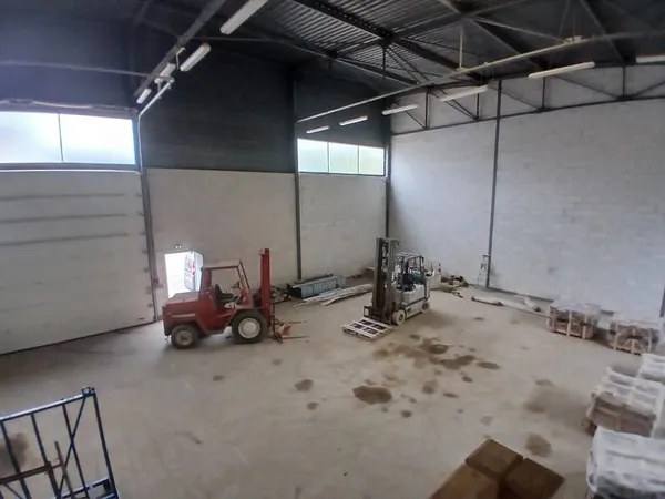 Entrepôt 300 m2