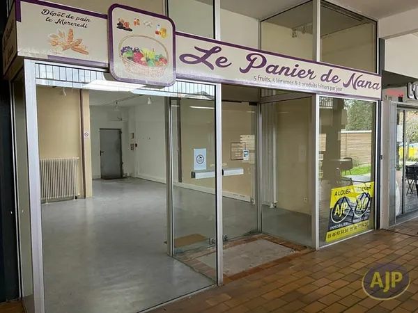Local commercial Saintes 99.68 m2
