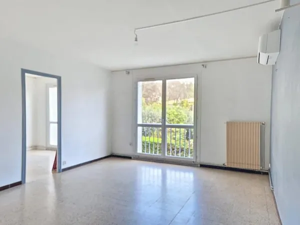 Appartement avec cave et place de parking proche centre ville de Nîmes