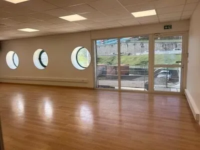 A LOUER, zone commerciale, bureau 86m2 en etage avec visibilité
