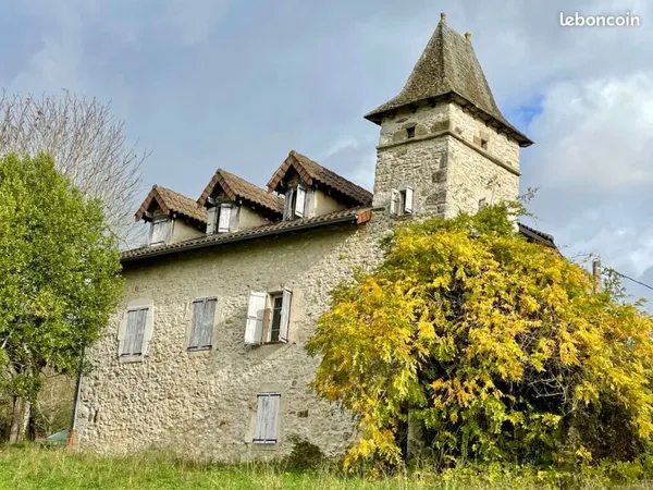 Ravissant corps de ferme sur 4 ha env avec vue dominante, deux granges, puits, proche lot, aveyron e