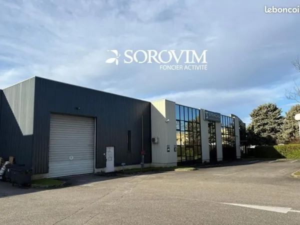Local d'activité 1 858 m²
