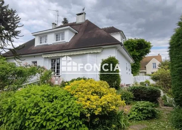 Maison prête à vivre, rénovée de 154m2 avec sous-sol total