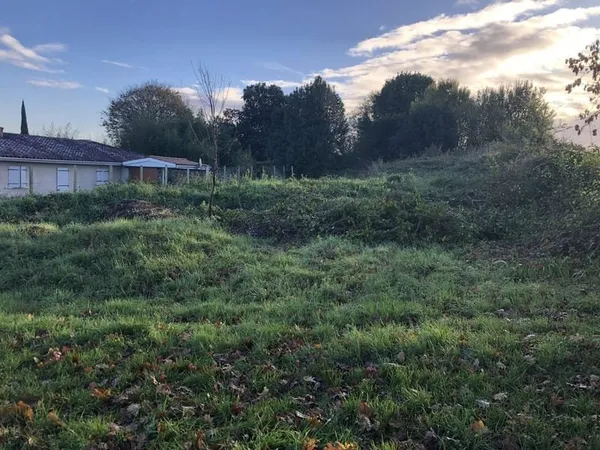 TERRAIN CONSTRUCTIBLE NON VIABILISE 655 m2 2ème LIGNE