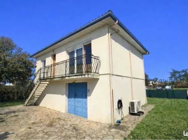 Maison avec grand garage et jardin