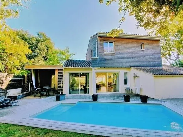 Belle maison rénovée de 6 pièces avec garage véranda et piscine