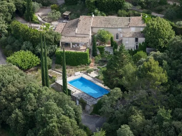 Dans son écrin de verdure, propriété avec vues dom