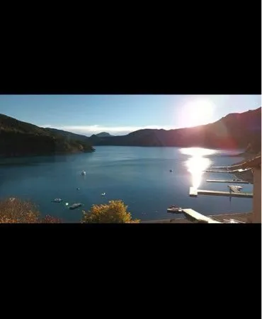 Maison vu sur lac