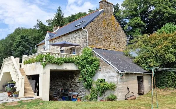 COTES D'ARMOR Maison en pierre 3 chambres, bien présentée avec magnifique terrasse surélevée, vue, a
