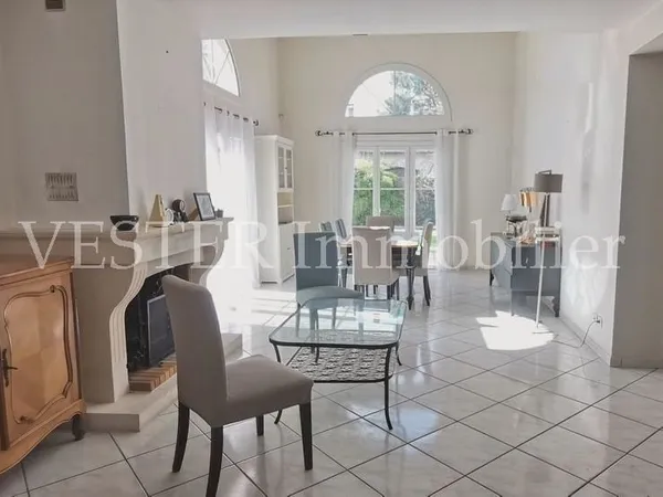 Maison 206m² - T7 - 5 chambres et 1 bureau - piscine