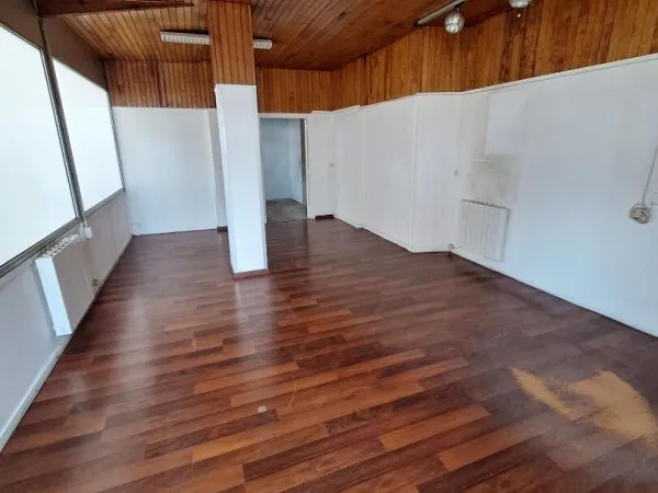 Bureaux à louer de 38 m² en bon état avec parking extérieur