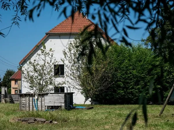 Beaux volumes pour cette maison avec agréable terrain et grande dépendance