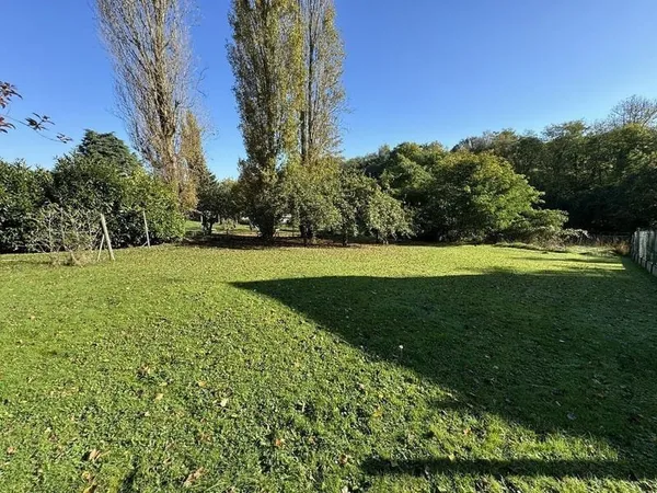 Terrain à bâtir de 350 m² à BREVAL (78)