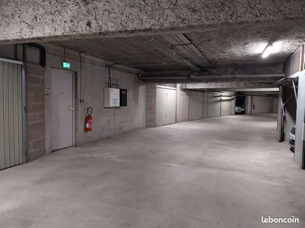Parking/box 1 pièce 17 m²