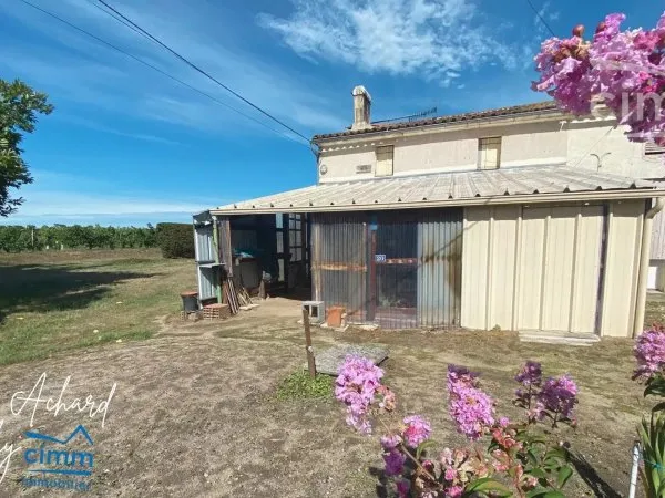 Maison à rénover avec dépendances sur 2 500 m²