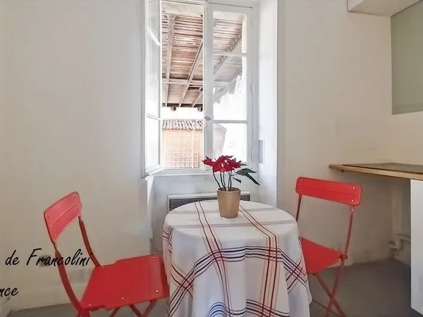 Quartier Mairie - A 3 mn à pied métro Mairie de Montreuil (L9)-A vendre Appartement T1-Traversant -B