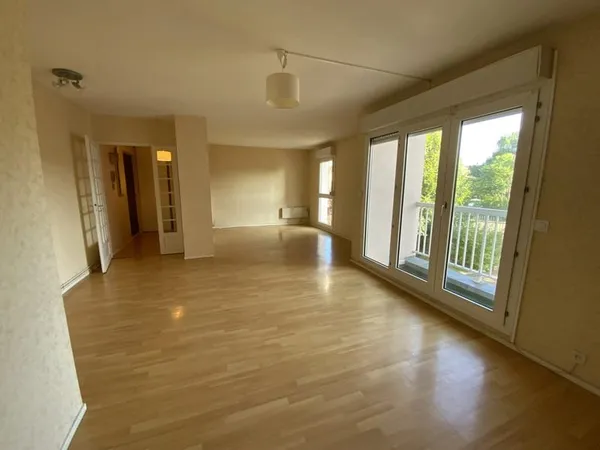APPARTEMENT T3 PROCHE GARE AVEC BALCON ET GARAGE