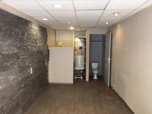 Arpajon - centre ville - local commercial - murs vides a ven