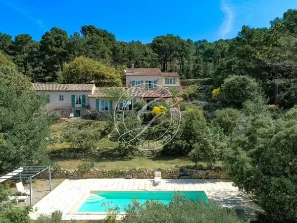 Tourtour sur un merveilleux terrain deux villas avec piscine