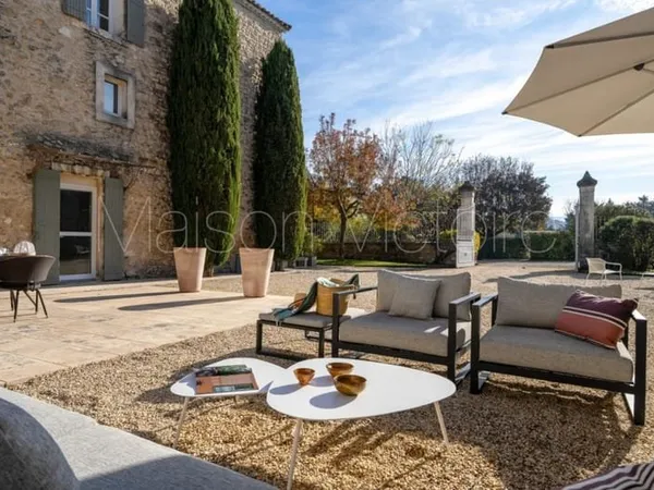 Superbe mas avec maisons d'hôtes et luxueux aménagements.