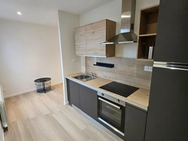 À louer - studio refait à neuf avec chambre séparée