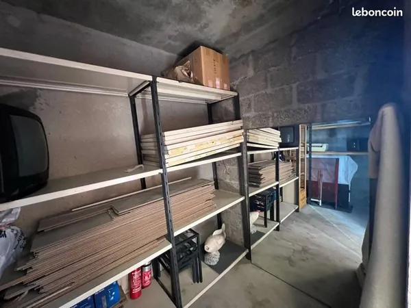 Cave en réez de chaussée Casier pour armement matériel bateau débarras cave sur palier