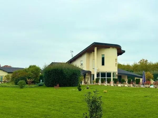 Villa contemporaine sur un hectare paysagé