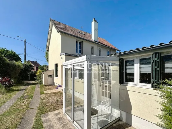 A vendre Dreux Maison 5 pièces 3 chambres, proche commerces et écoles, jardin, cave, garage, parking