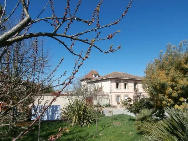 Belle propriété avec pigeonnier, piscine et gîte composé de 2 appartements