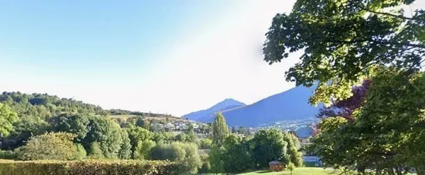 Embrun - entre lac de Serre Poncon et montagnes à quelques pas du coeur de ville, de la gare et des 