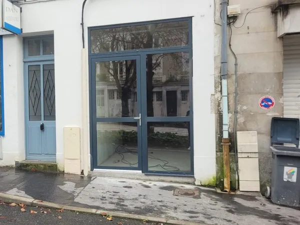 MURS COMMERCIAUX
