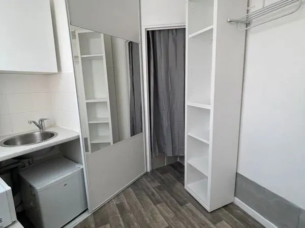 Studio 8,2 m2 et 21,5 m3 avenue d'iéna 75116 Paris