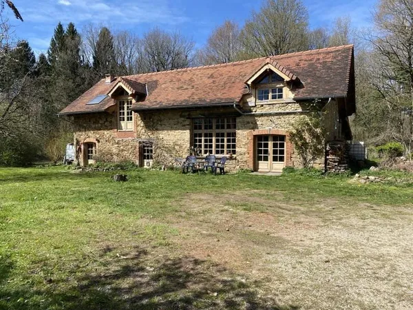 Maison de campagne en pierre isolée du voisinage sur environ 1.2 hectare