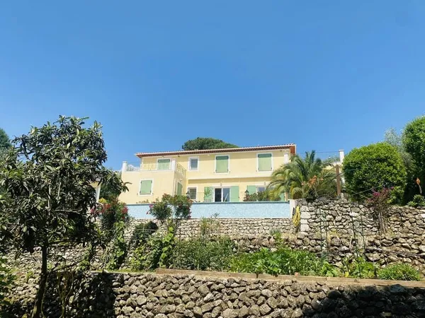 AU SUD DE VENCE, BELLE ET GRANDE VILLA DE STYLE FLORENTIN A