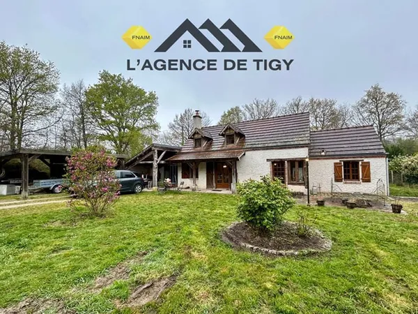 Maison de charme isolée avec dépendances et vaste terrain arboré dont un bois