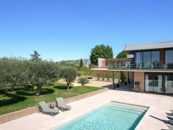Propriété contemporaine de 340 m² avec dépendances et piscine