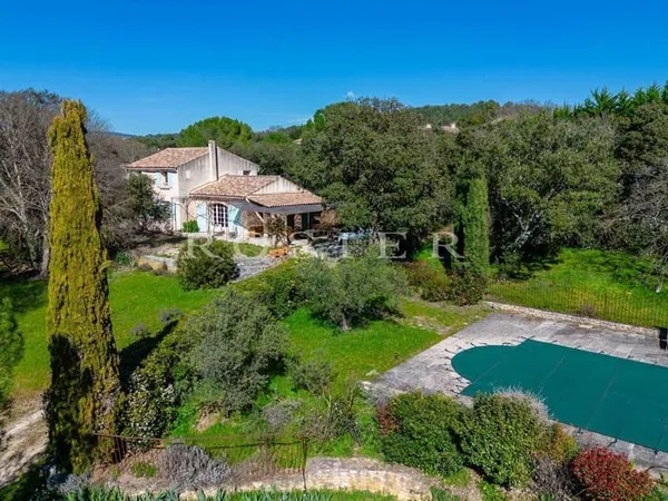 Gordes.Charmante villa sur 7700 m²