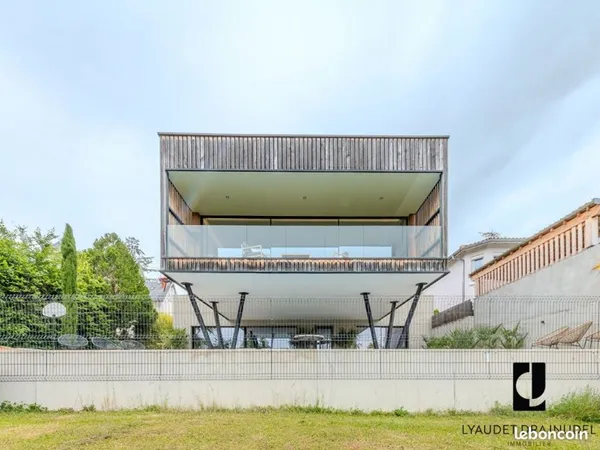 Maison 5 pièces 250 m²