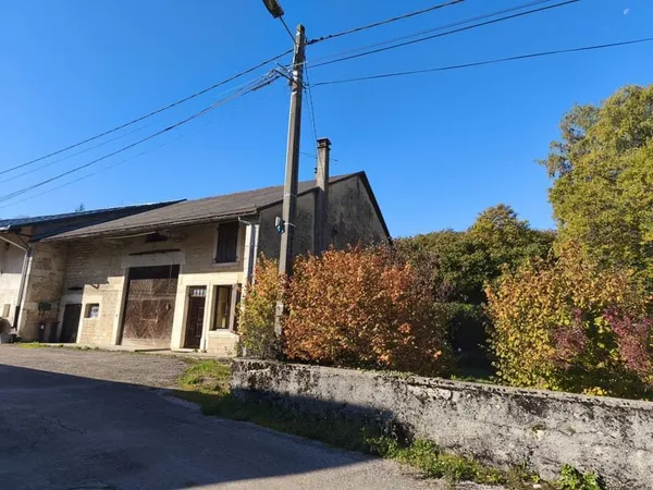 Maison en pierre avec dépendances et terrain
